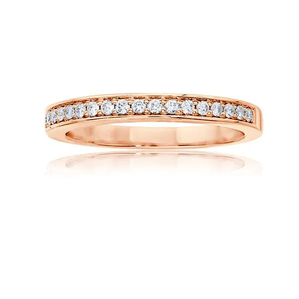 This gold 14K Rose' Gold rose wedding band features a pavé style with a pavé setting. The design is accented with diamonds totaling about 0.013 carats.