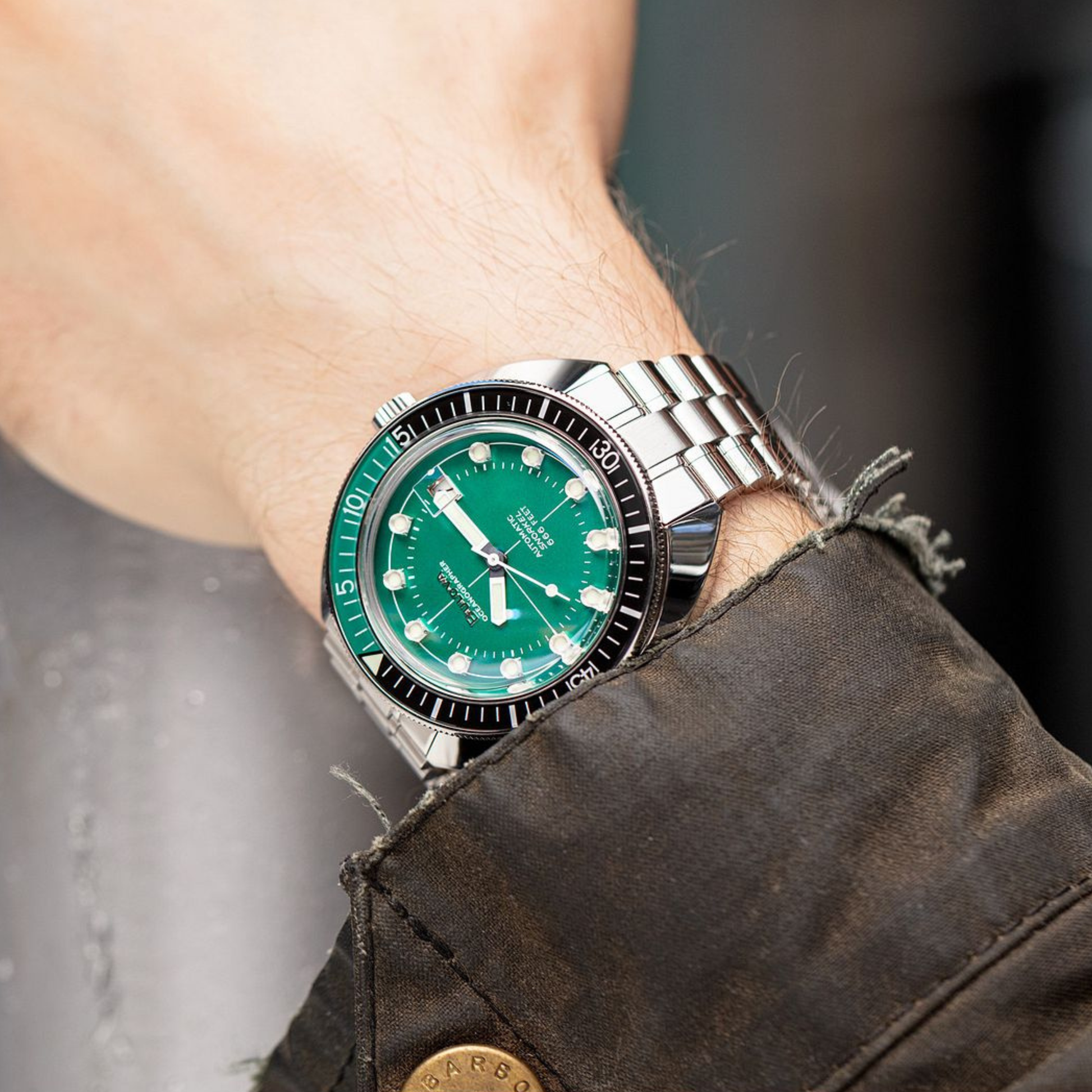 新品【日本未発売】BULOVA クラシック レザー グリーン文字盤 腕時計 新品【日本未発売】BULOVA クラシック レザー グリーン文字盤 腕時計